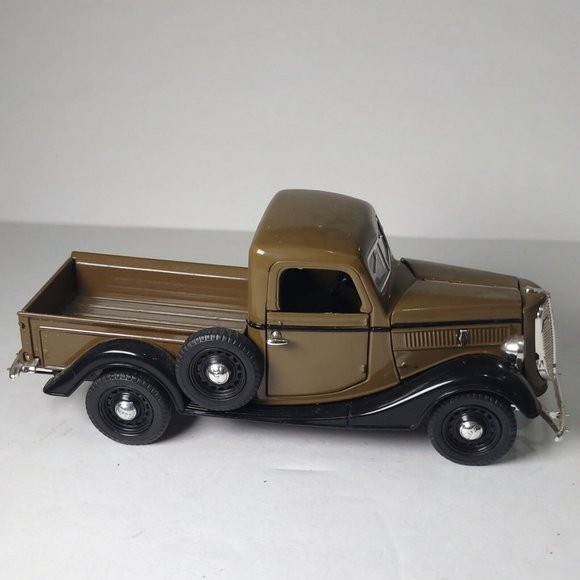 Vintage 1937 Ford Pickup Diecast Truck Spare Tire Detailed Engine & Interior - Picture 6 of 13